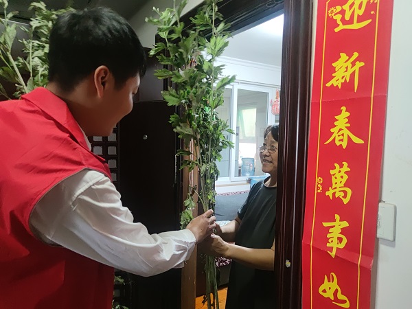 艾葉飄香 濃情端午，三箭物業(yè)開展送艾草活動