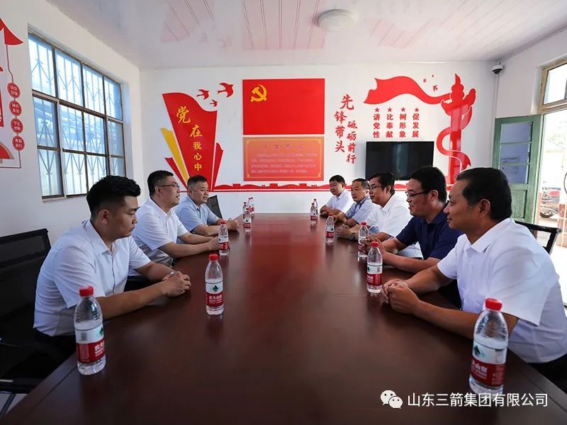 “雙節(jié)”慰問暖人心 情系鄉(xiāng)村促振興 ——三箭集團(tuán)雙節(jié)前走訪慰問羊里街道辛興東北村老黨員和困難群眾